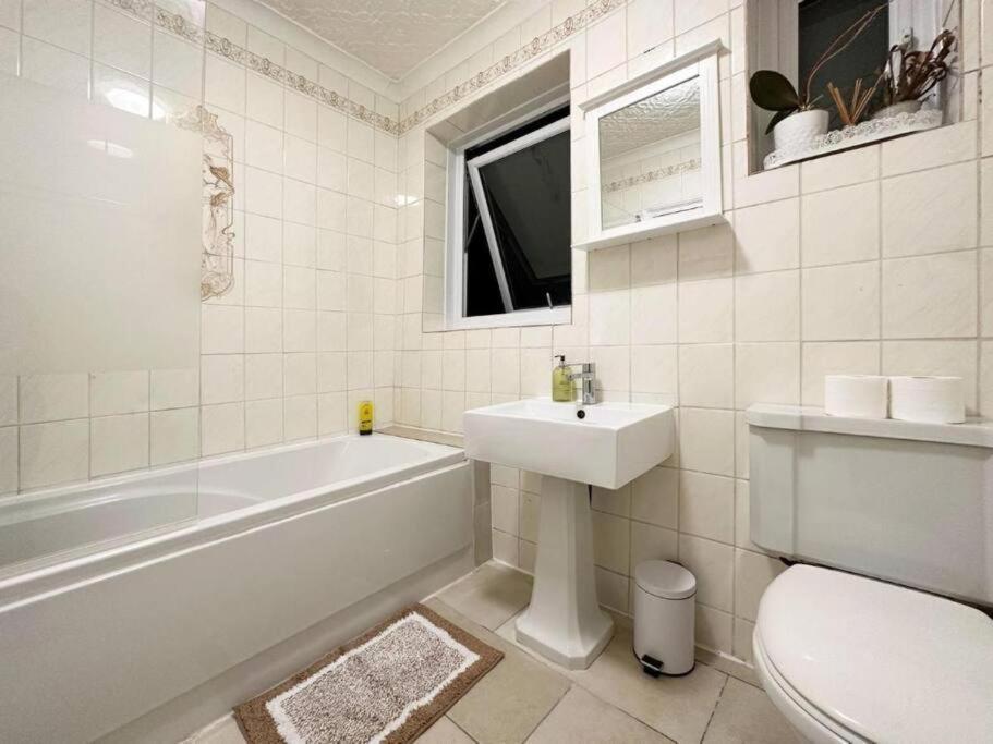 Charming 3-Bedroom Family Home Лондон Экстерьер фото