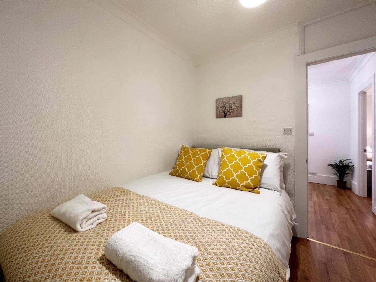 Charming 3-Bedroom Family Home Лондон Экстерьер фото