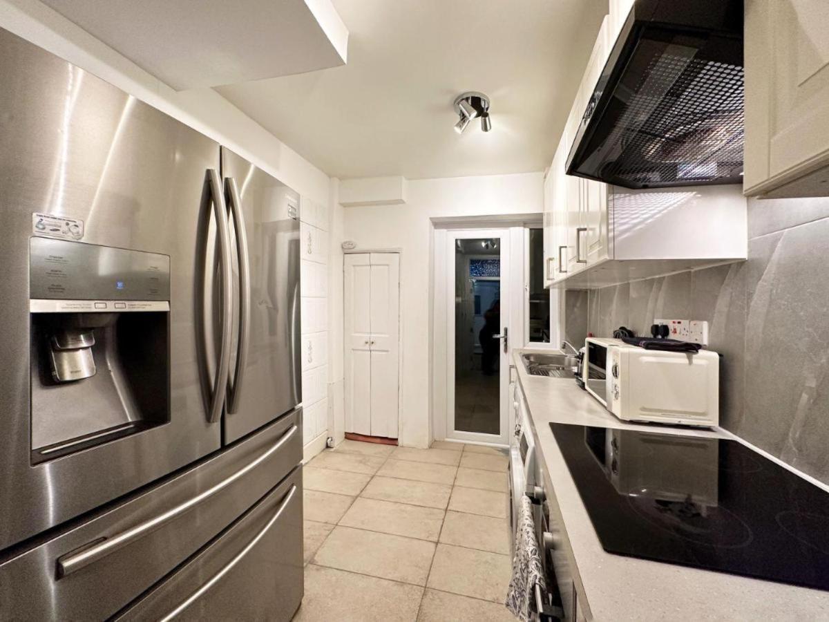 Charming 3-Bedroom Family Home Лондон Экстерьер фото